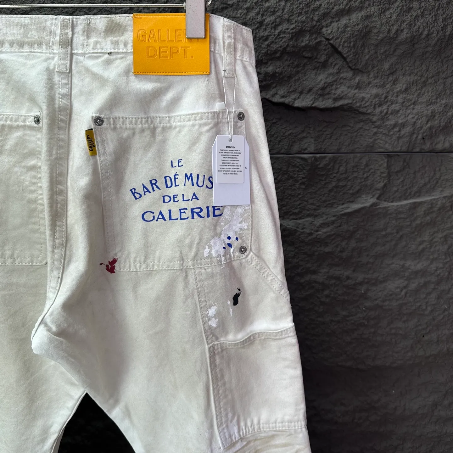 P260 GALLERY DEPT. 2025 new splash-ink hand-painted distressed couple style loose bootcut dirty jeans 🔥High version🔥High version🔥 Top ceiling quality Styles with different washed textures are very friendly to people with thin legs and thick legs. The loose version of the bootcut is very flattering. Moderate length that never goes out of style, easy to match with casually, basic styling for various styles, a must-have in the wardrobe! The fabric is stiff but also makes the upper body soft without losing texture. The washing process is even more perfect. It is a must-have item for everyone! ! ! Washed wheat, hang tag, pants label, complete with three labels, color: white, size: 28, 30, 32, 34, 36 (five sizes)